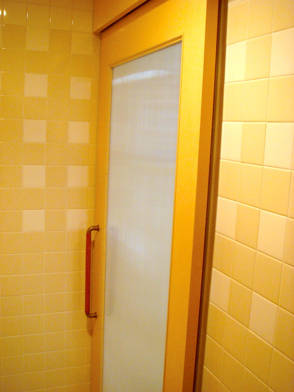 トイレの入口に半自動のハンガー戸をつけた写真
