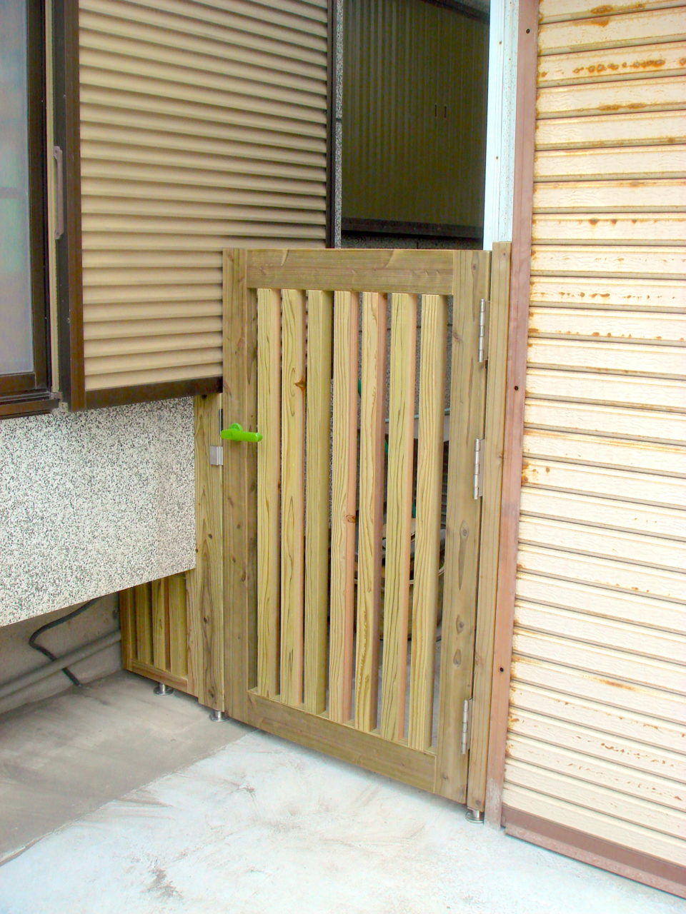 家の形に合わせた木製の扉