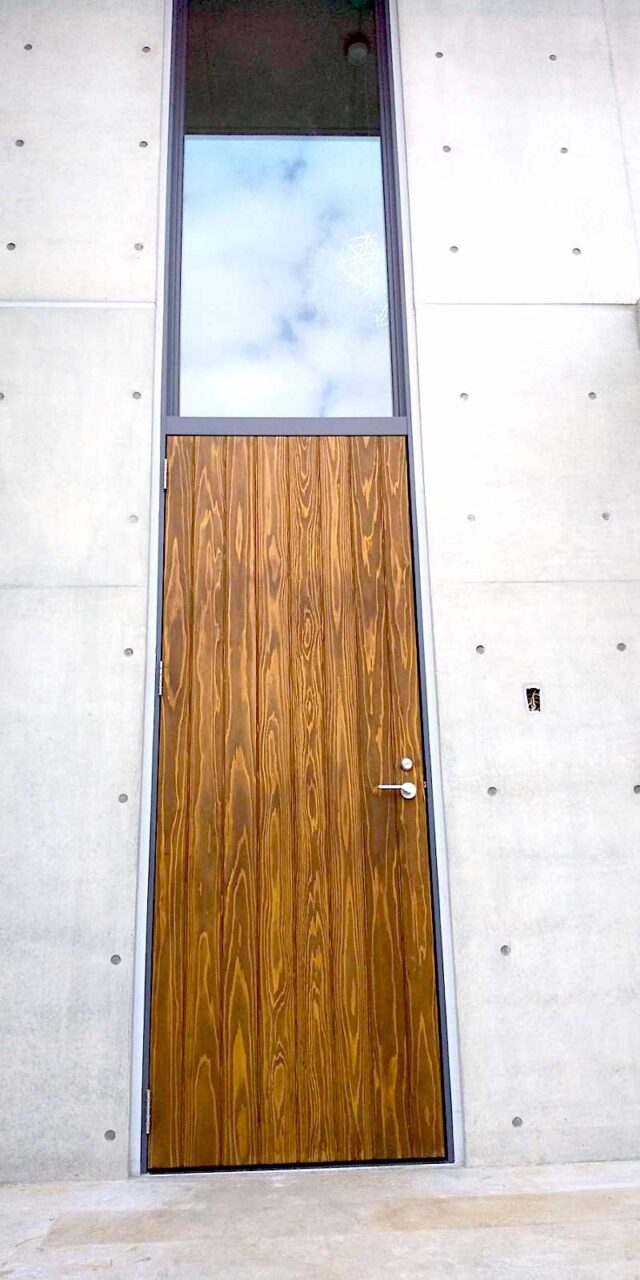 木製の玄関ドア